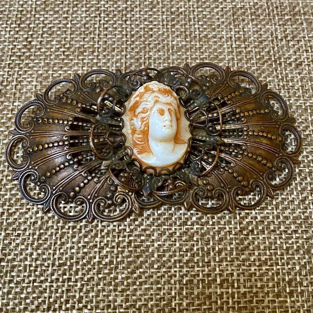 VINTAGE Cameo Brooch 